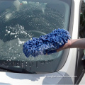 Finestra di auto a secco e pulizia a umido